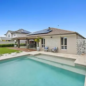Waters Edge! Holiday home